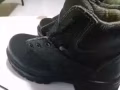 出一双安全鞋