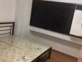 高樓，5房式，3個房間，其中兩個房間都住了兩對情侶