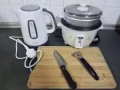 蔡厝港地鐵。九成新以上熱水壺，電飯鍋，切菜板，刀，削皮刀。打包出售！機會不多！