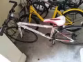 一輛閒置自行車一輛