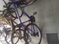  出讓一輛自行車 9成新 藍色那輛 價格可談
