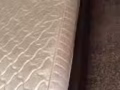 七八成新的床和墊子