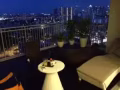 king size bed， 自己阳台，厕所。