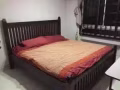 房间租一个男的，靠地近地铁站，楼下就是巴士站，超市也在旁边，环境优雅，