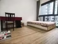可以看到游泳池得湖畔大公寓