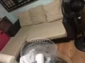 本人有床。椅子。沙发床。L沙发和各种小桌子。便宜出卖。