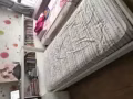 原木單人床和床頭書架