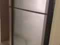 出售床架 椅子桌子 冰箱。各种家里的家具