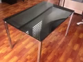 黑色桌子一張