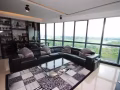 拥有滨海湾和中央商务区景观，这4室1厅3卫豪华公寓已精心改造，立即搬进来！位于丹