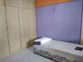 裕廊西，寻找400男搭房，  附近有24小时超市，熟食中心，游泳池健身房，球场，