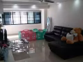 实龙岗中心，HDB5房式，单间，包水电，wifi, 租两位女性，800元。有意者