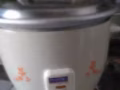二手電視機 竹製椅 泡棉墊 電鍋 行李箱$10 起