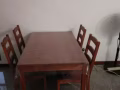一張餐桌和四張椅子