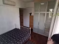 马里是他公寓主人房