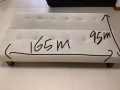 九成新的沙发床。