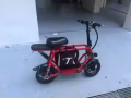 女騎電動車