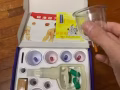 出售木質椅子，桌子，站燈，地毯，書，籃球，不粘鍋，