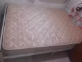 双人床和床垫，