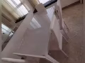 很新的餐桌