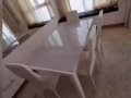 很新的餐桌