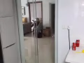 本人专业做各种玻璃 钢化加胶 地簧玻璃门 各种镜子  冲凉拉冂 电动玻璃门  厨