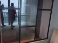 本人专业做各种玻璃 钢化加胶 地簧玻璃门 各种镜子  冲凉拉冂 电动玻璃门  厨