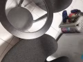 搬家處理：一張小圓桌和兩把椅子