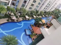 湖畔地铁站对面公寓