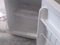 有一个冷冻的，和一个冷藏的两个小冰箱