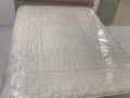 九成新 雙人床 包床墊。 600 可小商