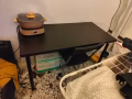 1.2m桌子， 一個小衣櫃， 一張床，還有各種廚具