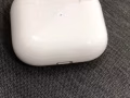 有一个耳机出，音质不错 价格美丽 单只听音乐4小时左右