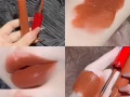 女生兼职打包美妆产品