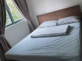 1.5*2米實木床架，兩張，便宜出
