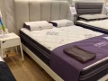 全新床架。家庭用品