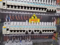 新加坡多年做水电经验，安全为主，快速解决跳电，安装热水器灯具联络91361342