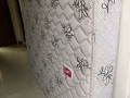 雙人床。厚度20厘米
