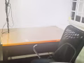武吉巴督有套书桌和靠椅，还有台灯