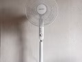 白色Toshiba 站立风扇，$35 , 大巴窑地铁站交接！