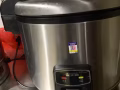 檔口結束營業，九成新電燉鍋，電飯鍋便宜處理，給錢就賣