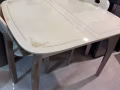 可伸缩餐桌搭配4张椅子