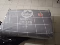 有一个闲置的床垫和一双工作鞋