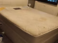有收纳空间的双人床和床垫