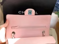 香奈兒中號經典翻蓋黑色SHW小羊皮 - 22系列粉色