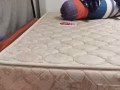 海马牌双人床垫，95新，queen size（双人床也在也是95新没有使用痕迹）