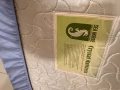 卖一个单人床，一个单人海马床垫。西部先驱自取。