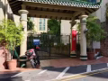 牛车水地铁A出口，走路五分钟即到，庭院式公寓