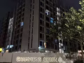 Woodland North 靠地铁站有房出租，只限女生，也靠近体育学校和医院普通房出租