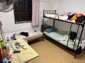 全岛最低，近文庆地铁站，走路4分钟普通房三人间，月底入住人少安静。